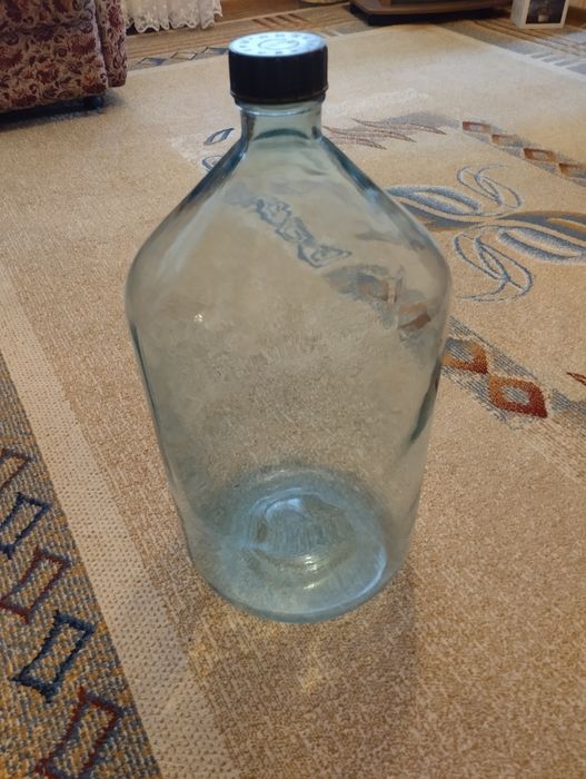 Бутыль стеклянный.