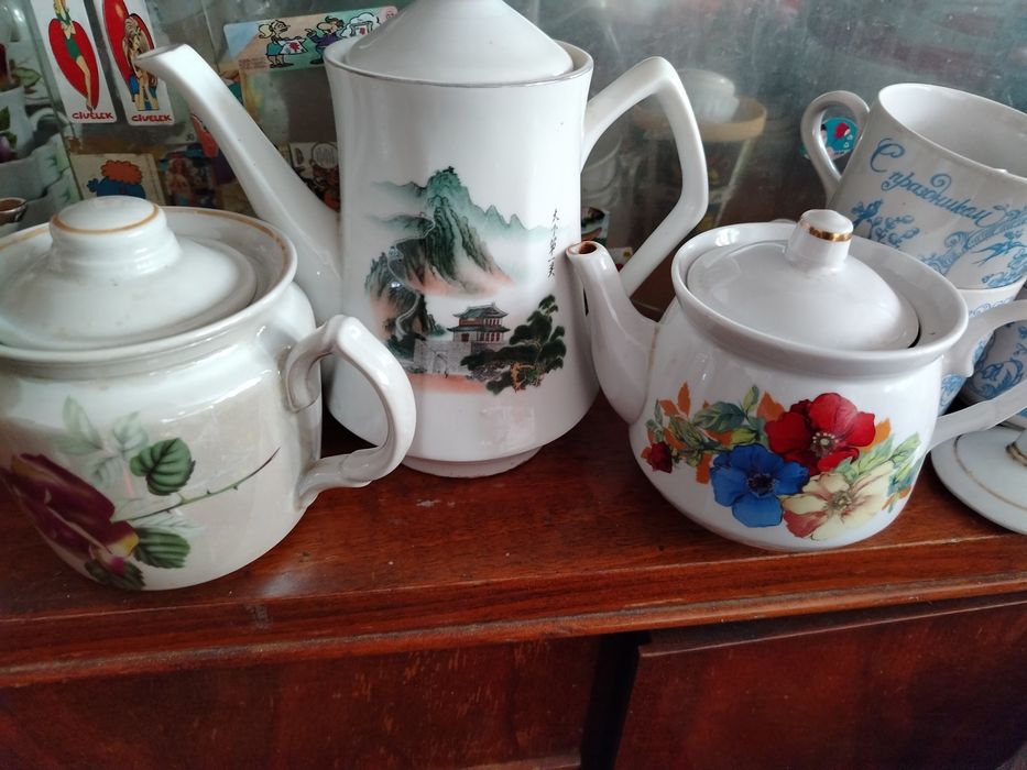 Продам посуду и тумбочки синие