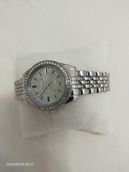 серебристые часы, женский