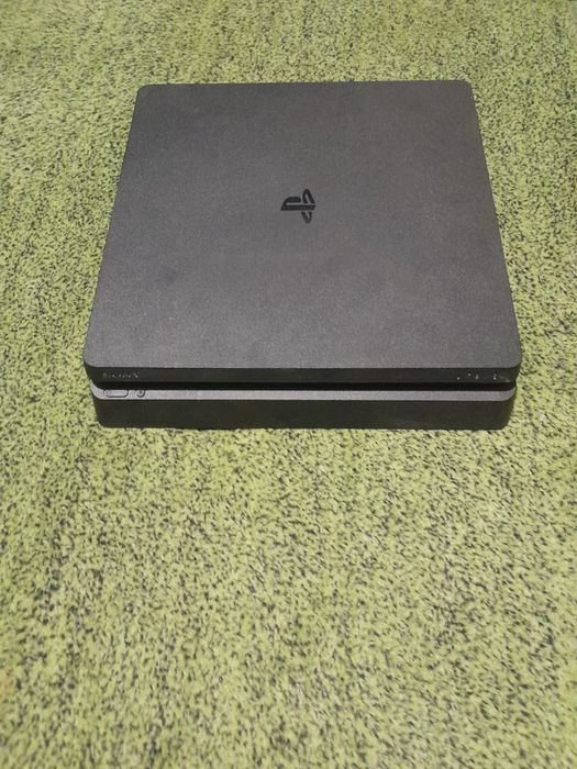 Продавам PlayStation 4