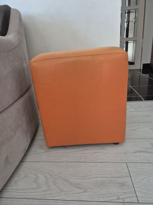 Vând 4 scaune,o măsuță și 2 tabureti preț 600 RON