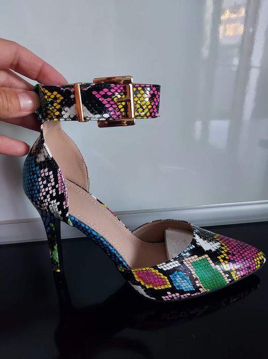 Нови, елегантни и пъстри дамски  сандали ( 39 номер ) !