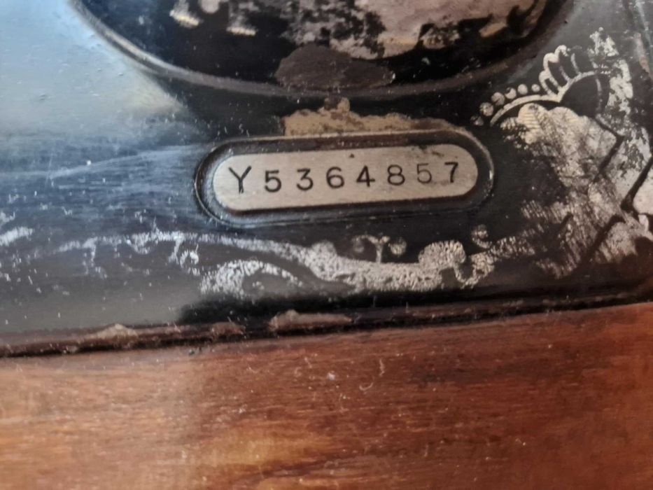 Mașină de cusut vintage Singer cu masă din lemn – anul 1929