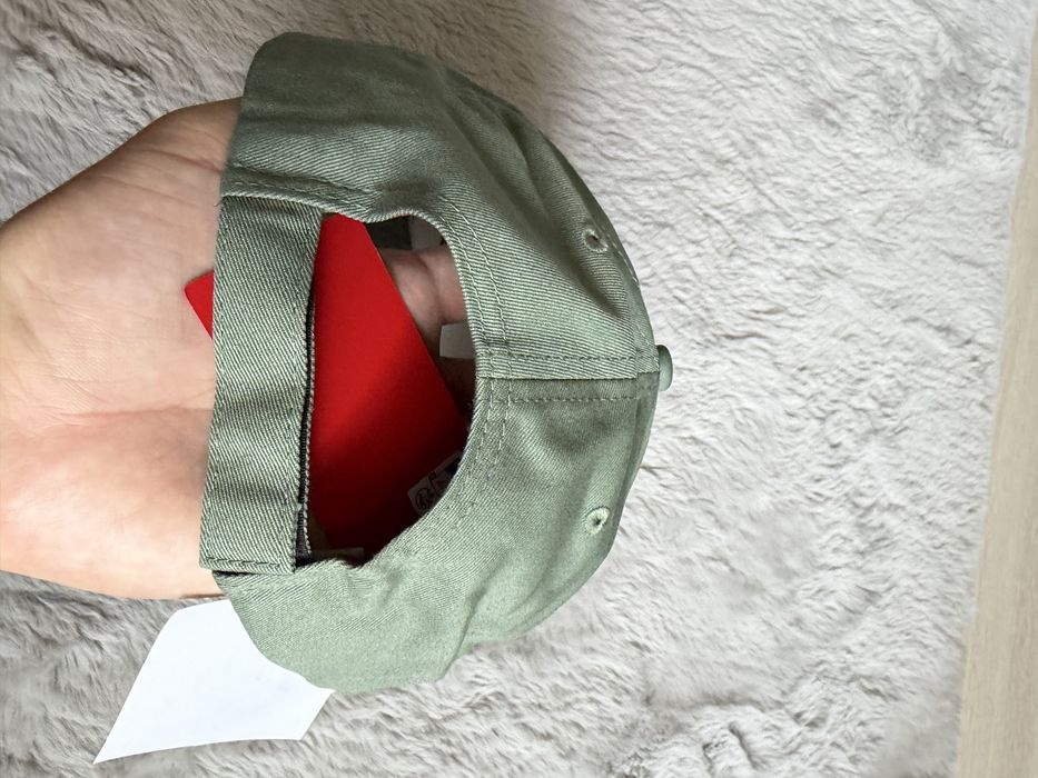 Hugo sapca unisex culoare verde masliniu cu logo rosu marime universala noua originala