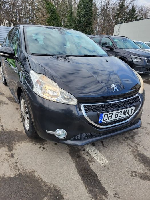 Vând Peugeot 208
