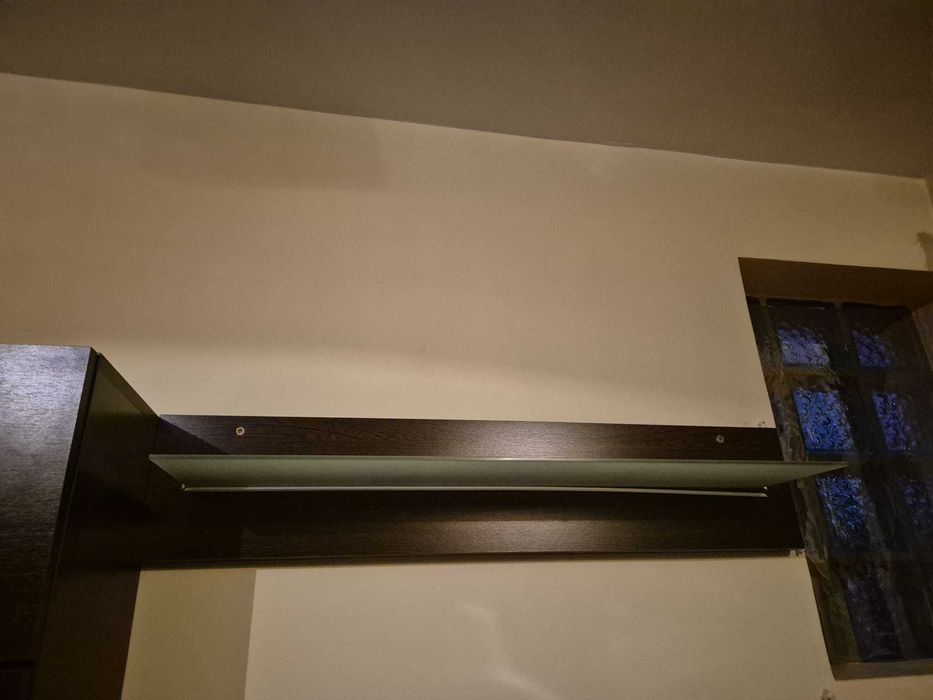 biblioteca cu prindere pe perete