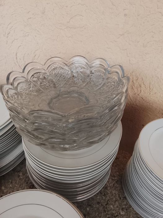 Продам красивые белые тарелки.