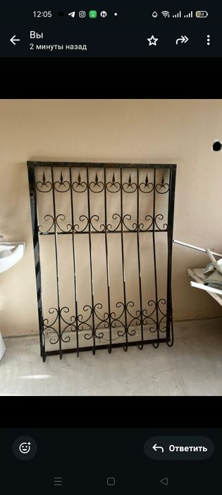 Решетки балкона и окно