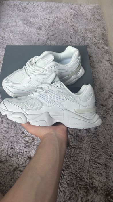Adidasi New Balance 9060 Albi - Marimea 39.5