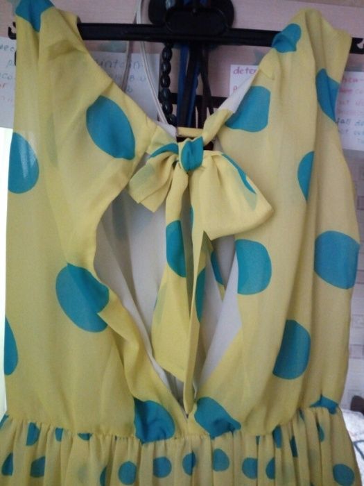 Платье лимонного цвета в горошек