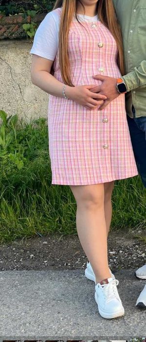 Дамска рокля в розов цвят,  голям размер, и е подходящ за бремени