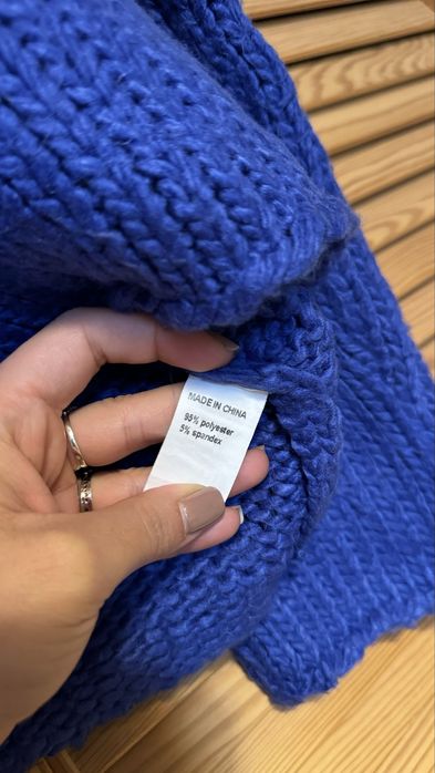 Pulover albastru electric calduros