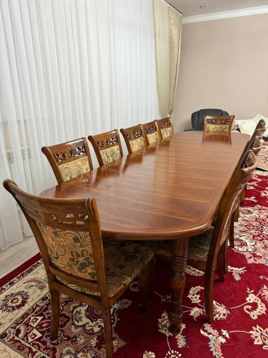 Гостинный стол для гостей