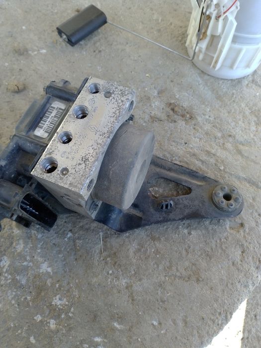 Vînd pompa abs Megan 2