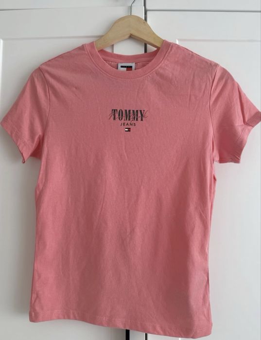 Розова тениска на Tommy Hilfiger.