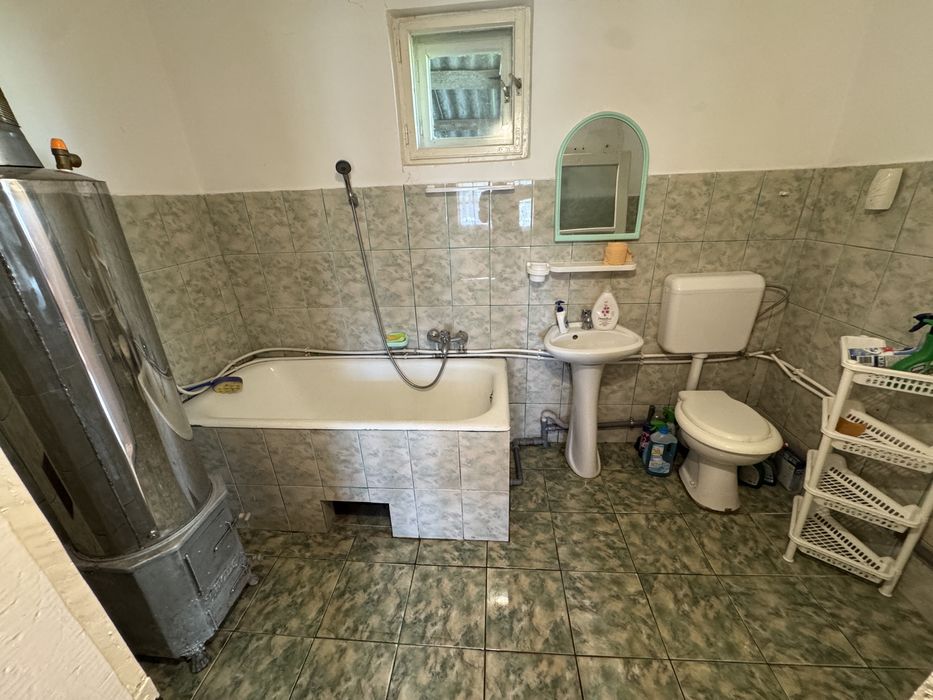 Casa de vanzare in Beznea-6452 mp teren,livada si 2 case