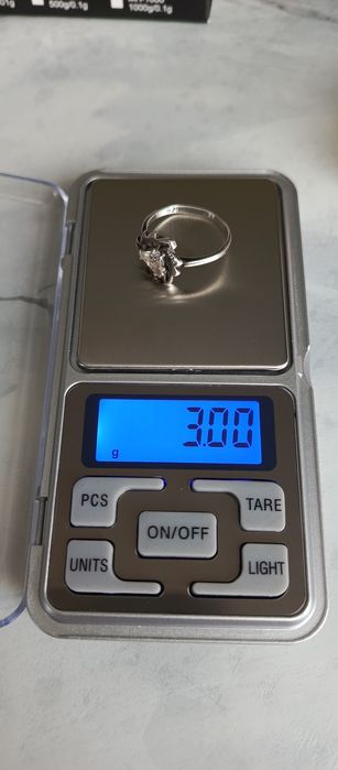 Продам серебрянный комплект.