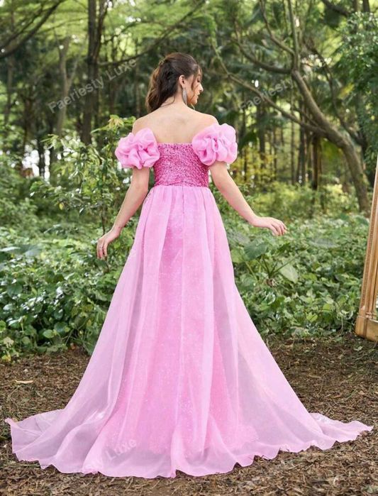 Пастелна рокля с пайети и пайети с мрежесто покритие с отворени рамене