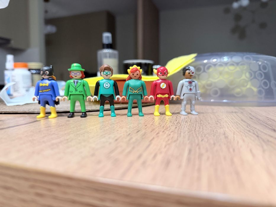 Продам фигурки из киндера DC Playmobil