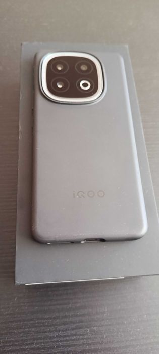 Продавам геймърски смартфон iQOO 13, черен (Alpha), 16GB/256GB, като нов с гаранция, бяло зарядно и USB-A - USB-Type C кабел