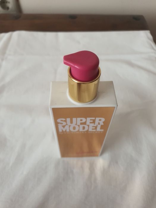 Super model shimmering lotion
