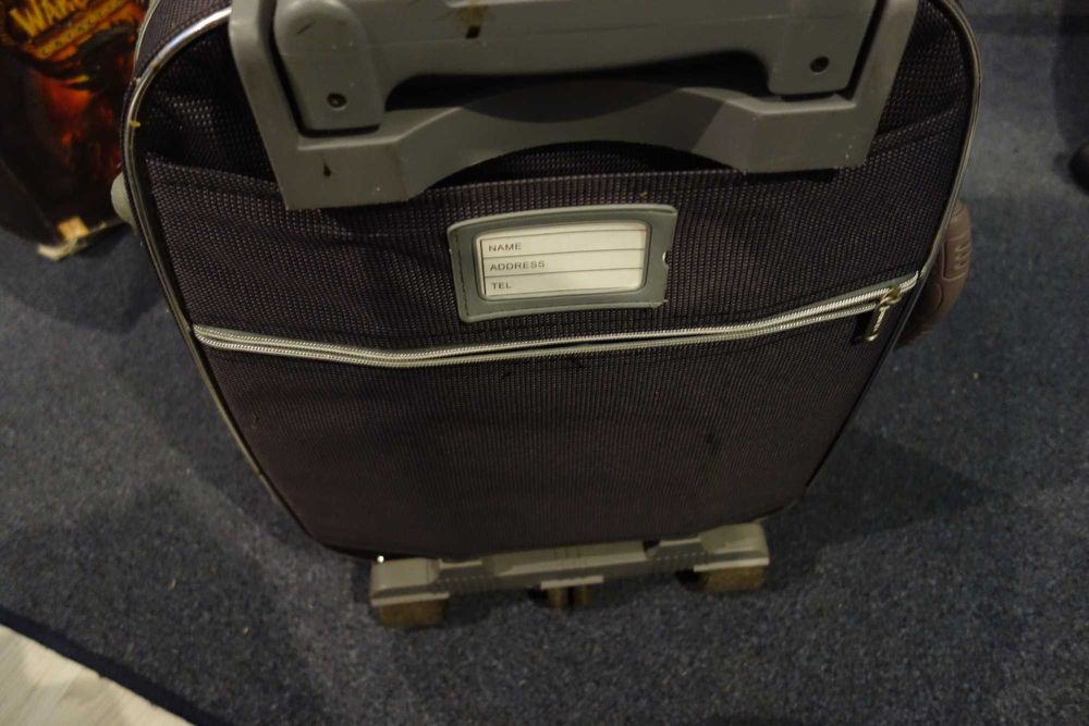 Продавам куфър за ръчен багаж.