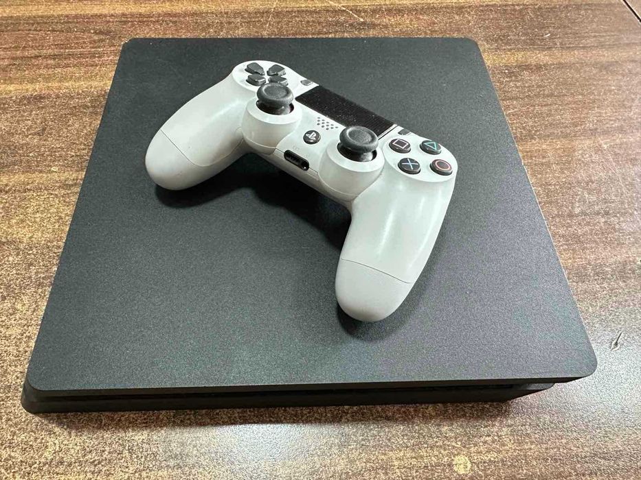 Продавам PlayStation 4 Slim 1TB + 1 джойстик
