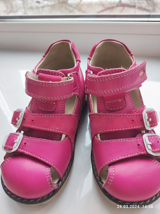 Продам детскую кожаные сапожки