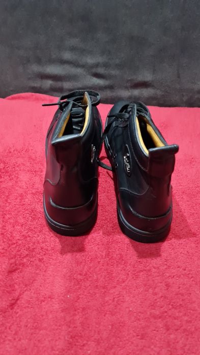Ghete Louboutin talpă roșie