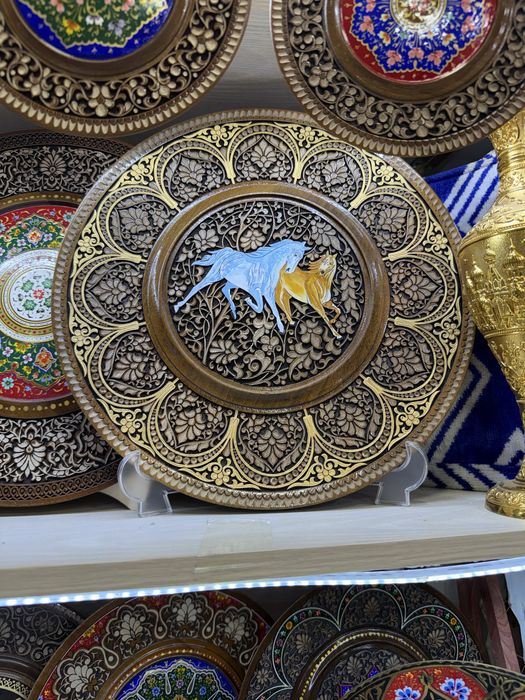 Yong‘oq daraxtidan qo‘lda ishlangan laganlar