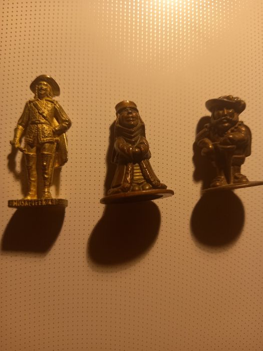 Продам фигурки из киндера