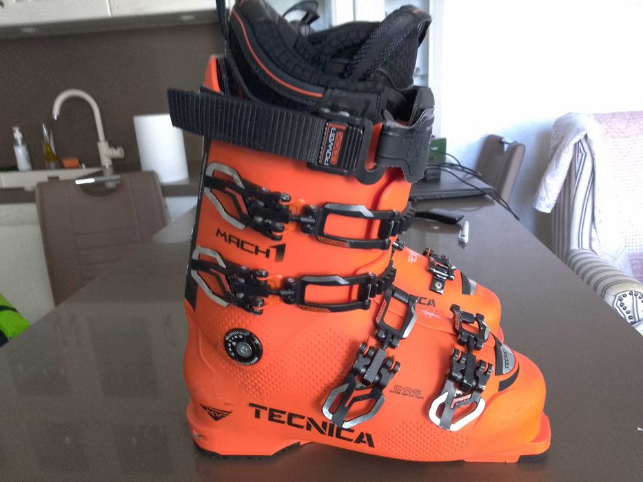 Продавам  каска и обувки