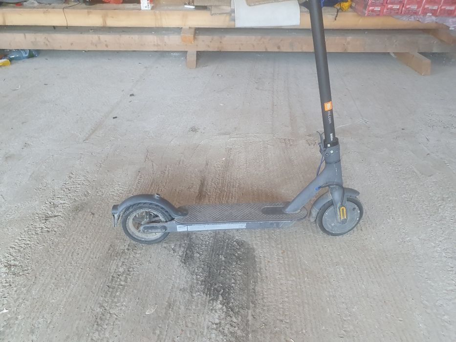 Trotineta electrică merge foarte binene incarcator am prinde25kmh și trebuie schimbate doua roti