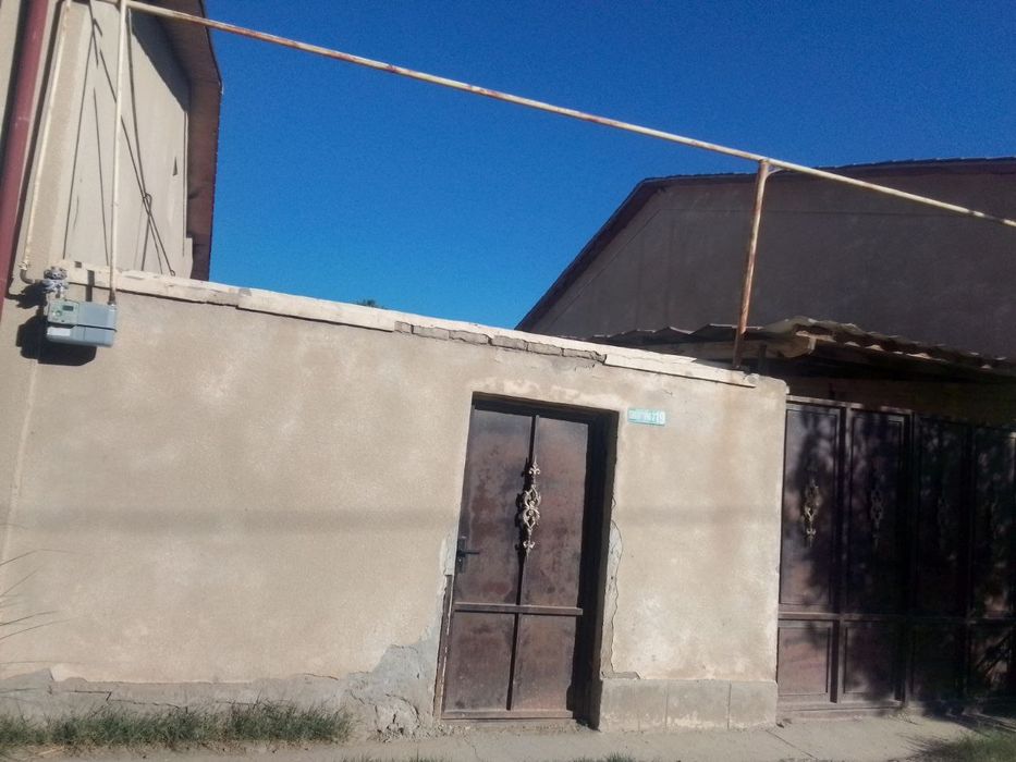 Коттедж сотилади. Угловой Жондор тумани марказида. 6 соток.