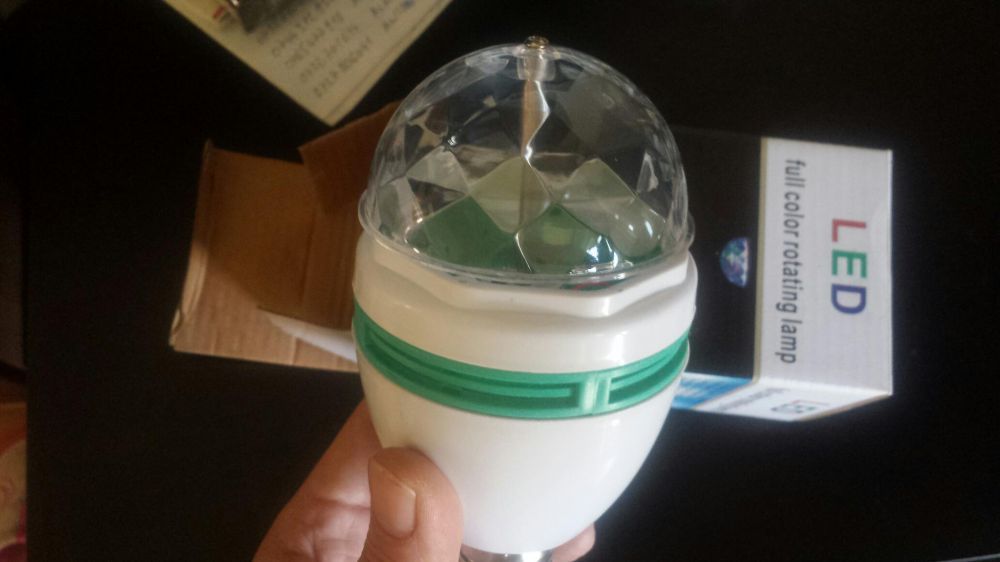 Vând bec led laser multicolor rotativ pe motoraș nou la cutie