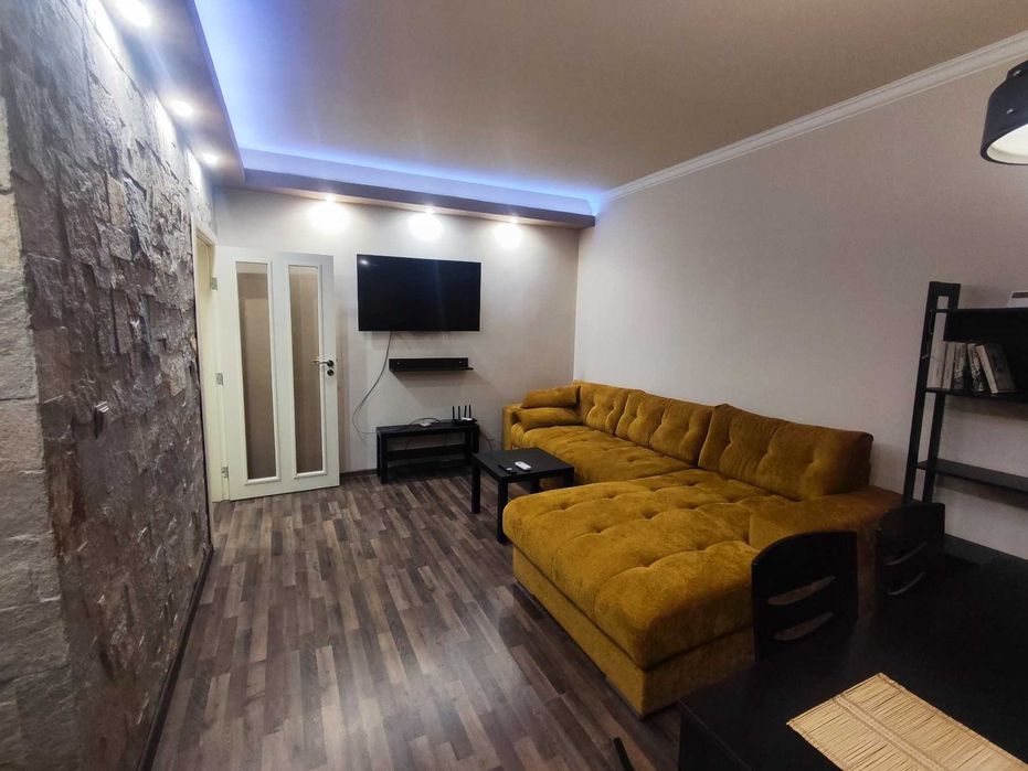 Дава се под наем Тристаен апартамент в Ямбол, Аврен - 86 кв.м за 510.51 € - Снимка #2