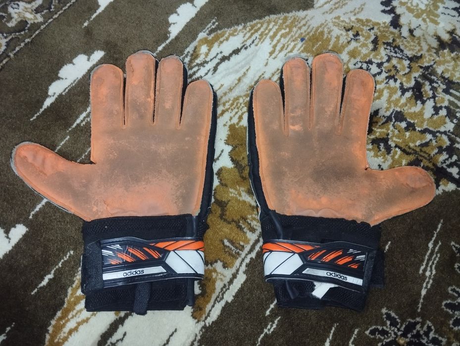 Вратарские перчатки для футбола
