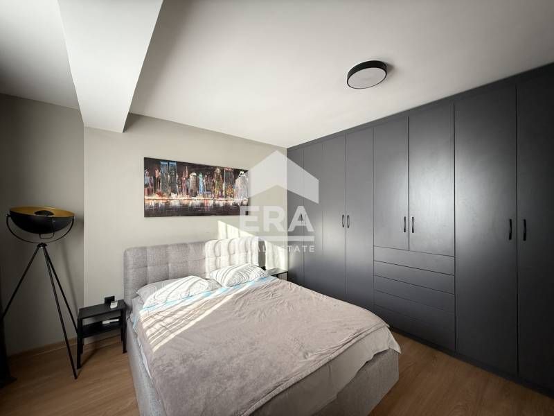 Тристаен, стилно обзаведен, югоизточен апартамент под наем, в тухлена