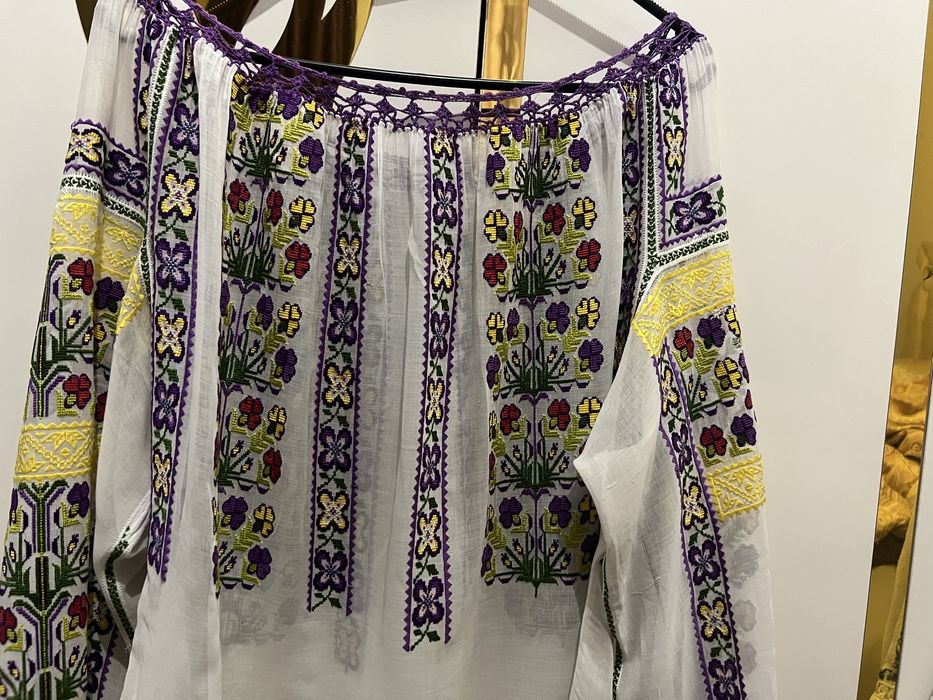 Ie din batist , ie traditionala