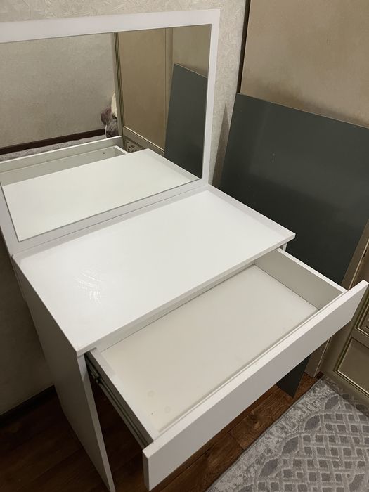 Туалетный столик с зеркалом