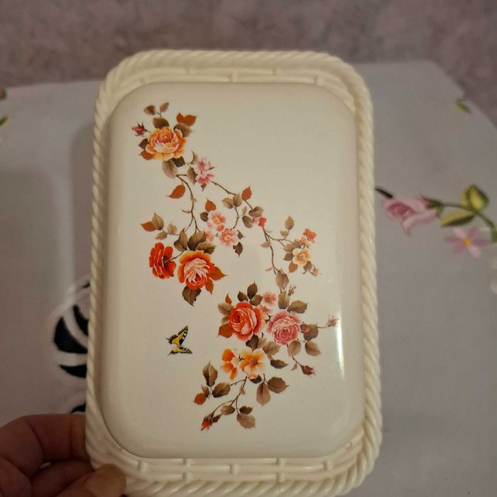 Кутия за съхранявана на масло и др.