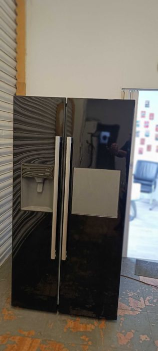 Продавам двукрилен хладилник