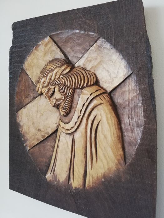 Много впечатляваща дърворезба с лика на Исус.