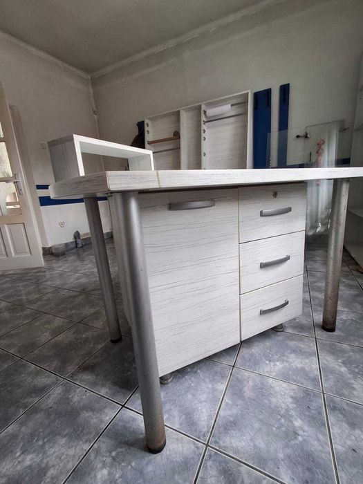 Mobilier pentru spații comerciale