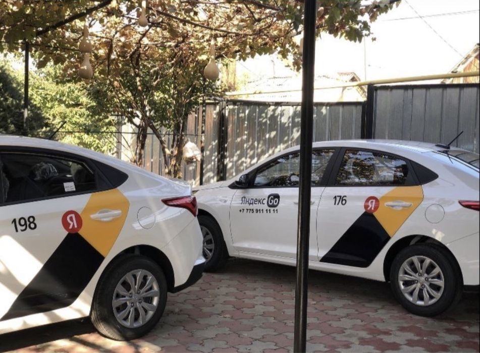 Продам наклейку яндекс такси