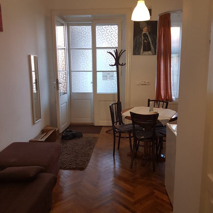 Inchiriez apartament 2 camere central, strada Avram Iancu, etaj 1
