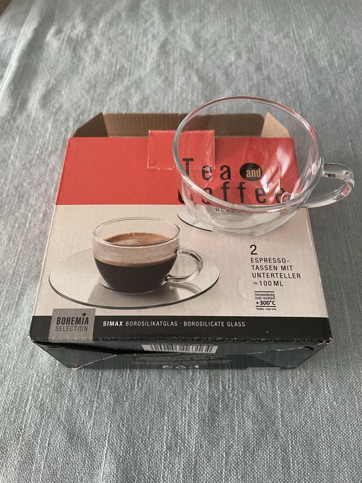 Чаши за чай и кафе с подло на чинийка