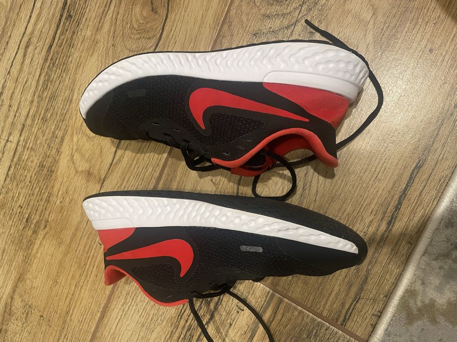 Adidasi Nike revolution 5