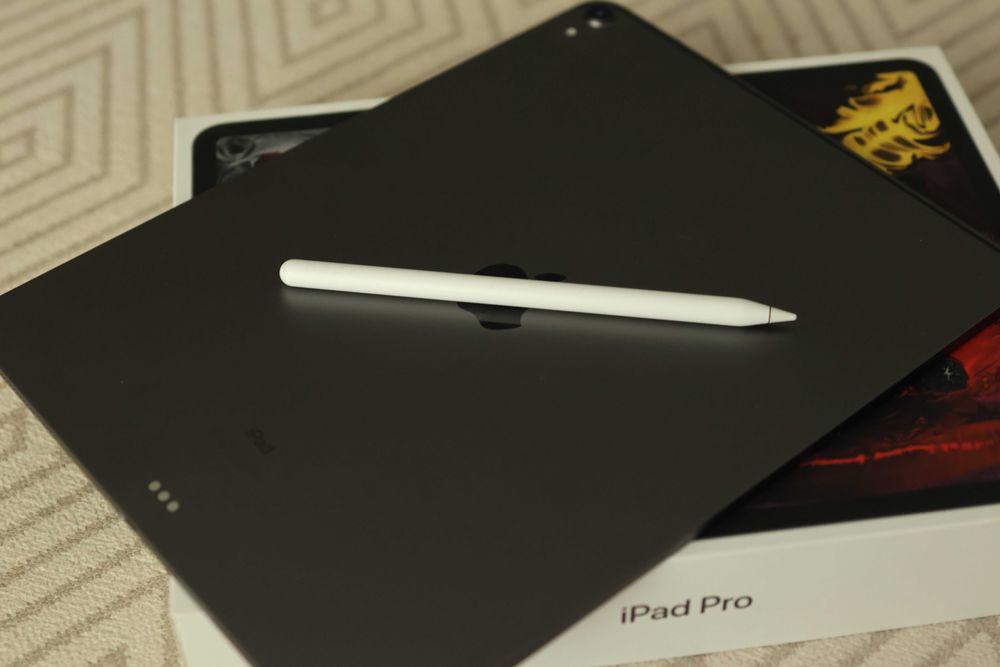 iPad Pro 12.9” (2018, Gen 3) + Apple Pencil - 64GB