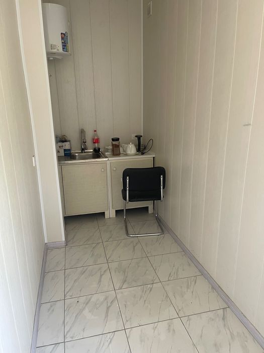 Сдам два этажа : первый и цоколь в центре города 240 кв м